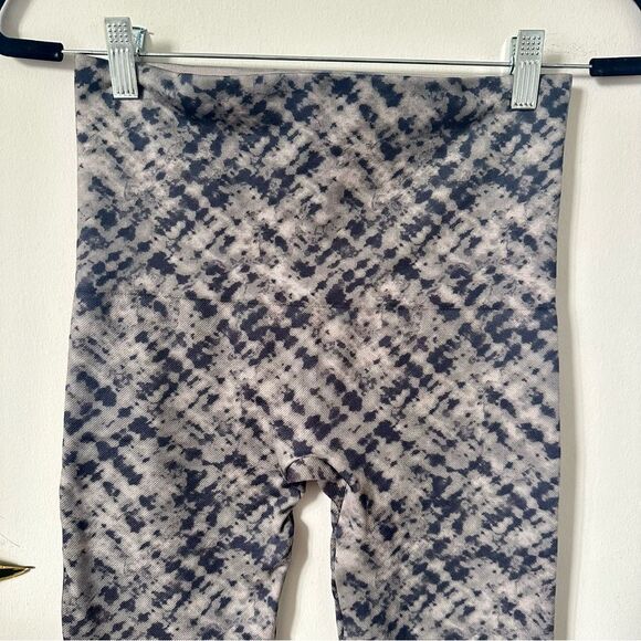 SPANX Look At Me Now Seamless Watercolor Patterned Leggings Size L - Picture 3 of 4